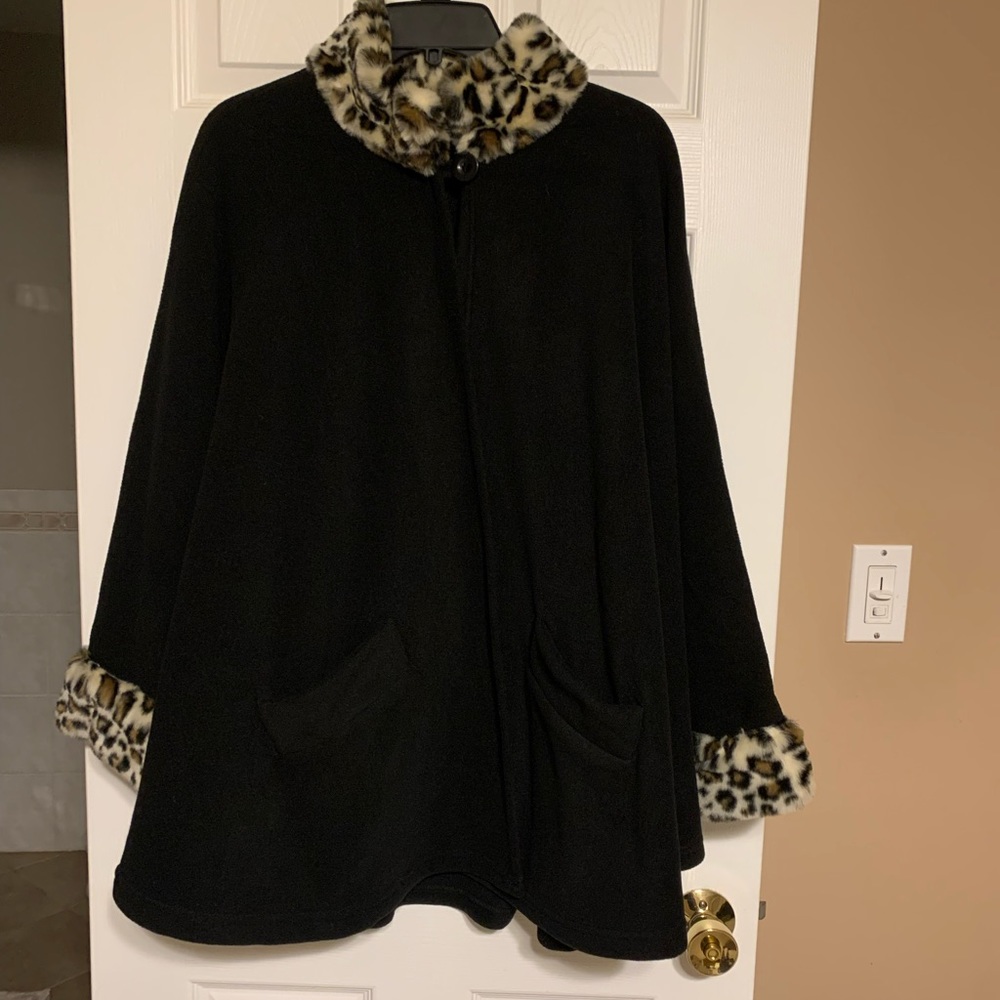 Cejon Leopard print Polyester Faux Fur Cape-Poncho. New without tags. Size S/M.